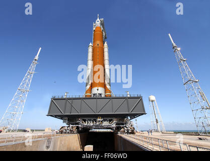 Il concetto dell'artista del razzo SLS su launchpad mostra il design per le future missioni Luna e Marte sotto Artemis, illustrando le capacità per il trasporto con equipaggio e merci oltre l'orbita terrestre bassa. Foto Stock