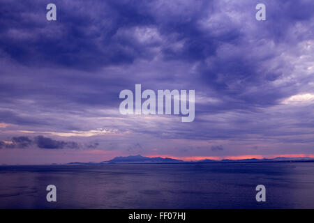 Cieli bui oltre il mare delle Andamane. Vista del monte Jerai da Georgetown Penang. Una lunga esposizione colpo di una tempesta cloud. Foto Stock