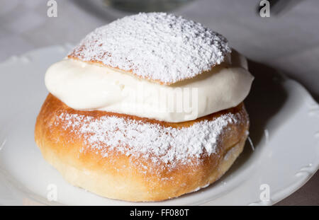 Bun quaresimale sulla piastra close up Foto Stock