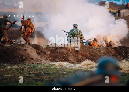 MOGILEV, Bielorussia - MAGGIO, 08, 2015: la ricostruzione della battaglia durante gli eventi dedicati al settantesimo anniversario della vittoria di SOV Foto Stock