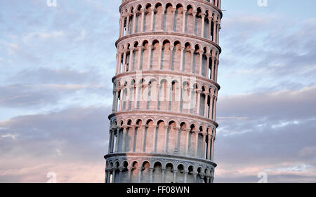 La Torre Pendente di Pisa è un iconico campanile della cattedrale di Pisa, in Italia. Nota per la sua inclinazione involontaria, la torre presenta eleganti archi e colonne, che la rendono un ottimo esempio di architettura romanica. Si erge come una delle strutture più riconosciute al mondo ed è un sito patrimonio dell'umanità dell'UNESCO. Foto Stock