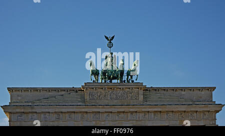 Quadriga di bronzo statua sulla sommità del Brandenburger Tor Foto Stock
