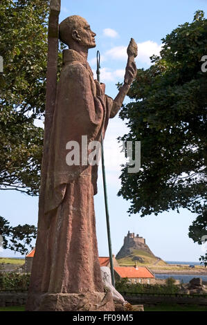 Saint Aidan della statua del parco di Isola Santa Chiesa, Lindisfarne, Northumberland Foto Stock