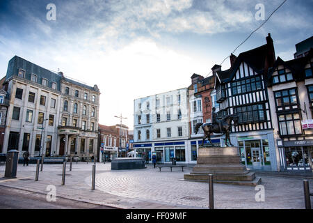 Vista del centro di Wolverhampton da Queen Square di prima mattina con assenza di traffico Foto Stock