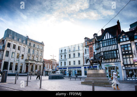 Vista del centro di Wolverhampton da Queen Square di prima mattina con assenza di traffico Foto Stock