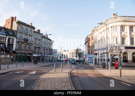 Vista del centro di Wolverhampton da Queen Square di prima mattina con assenza di traffico Foto Stock