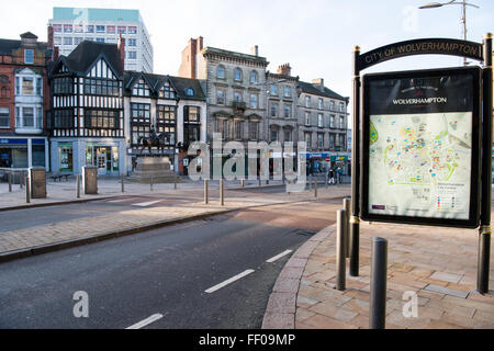 Vista del centro di Wolverhampton da Queen Square con un segno e una mappa della città su una bacheca Foto Stock
