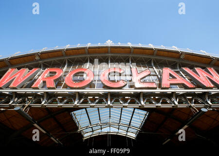 Segno di Wrocław sull'esterno della Wrocław Główny station a Wrocław, Polonia, una delle capitali europee della cultura per il 2016. Foto Stock