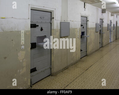 Corridoio con porte di cella in prigione Stasi, Berlino Foto Stock