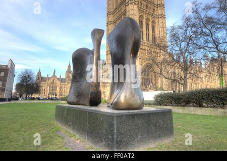 Bordo di coltello due pezzo 1962-65 è un astratto scultura in bronzo di Henry Moore. Foto Stock