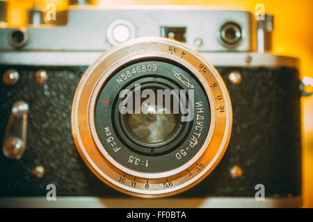 MINSK, Bielorussia - 18 Gennaio 2010: Soviet russo fotocamera Vintage 'Zorkiy 2-S'. Zorki 2-S è di piccolo formato fotocamera telemetro intr Foto Stock