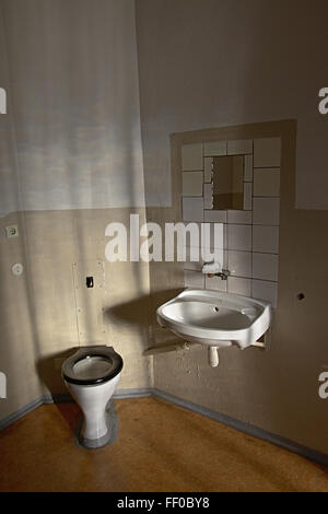 Wc e lavabo all'interno di una cella di una prigione Stasi Foto Stock
