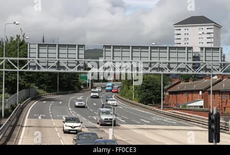 Il traffico in entrata est sul dal Westlink a Belfast. La dal Westlink collega la M1 fino alla M2 e M3, il taglio tra Belfast. Foto Stock