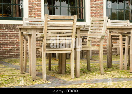 Serie di tavoli e sedie in legno all'esterno Foto Stock