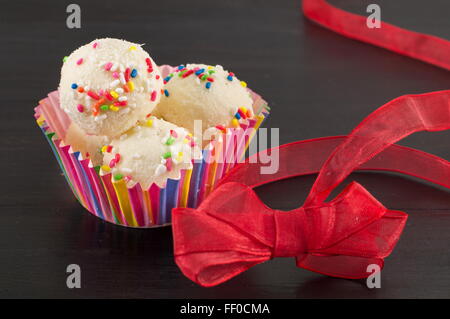 In casa raffaelo palle su sfondo scuro Foto Stock