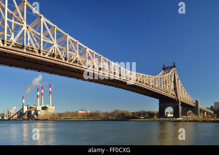 Il Queensboro Bridge e Ravenswood stazione di generazione. Foto Stock