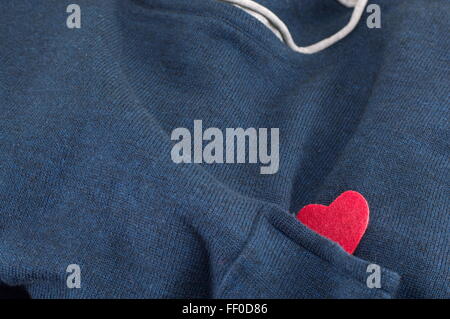 Maglione blu con un cuore nascosto con il manicotto Foto Stock