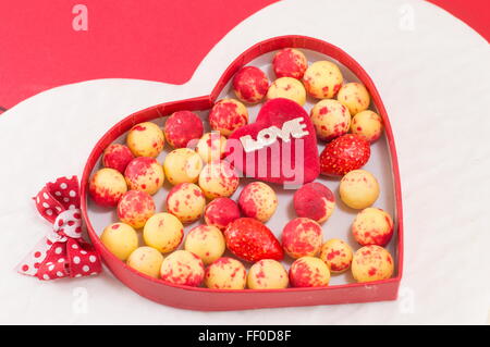 Piccolo cuore a forma di scatola di caramelle accanto a fake
