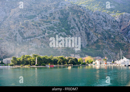 Viste di Kotor,Bay, montagne,Porto,Old Town Square,tetti, chiese,montagna,Navi da Crociera,Kotor,Montenegro,est Adriatico Foto Stock