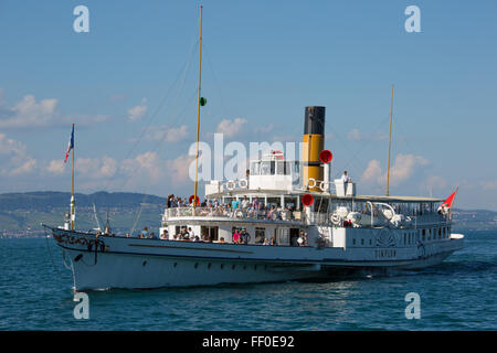 Il Sempione steamboat arrivando nella città medievale di Yvoire, Francia. Yvoire è situato sulla riva sud del lago di Ginevra Foto Stock