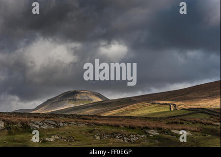 Pen-y-Ghent e Long Lane da sopra il ponte Helwith Foto Stock