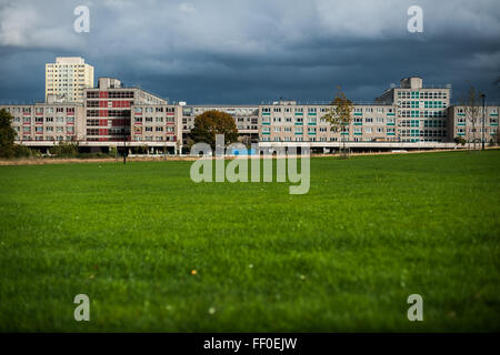 Nuvole temporalesche raccolta su Broadwater Abitazioni station wagon, Tottenham, Londra Foto Stock