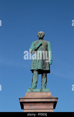 Statua di Johan Ludvig Runeberg nel parco Esplanadi, Helsinki, Finlandia. Johan Ludvig Runeberg è il poeta nazionale della Finlandia. Foto Stock