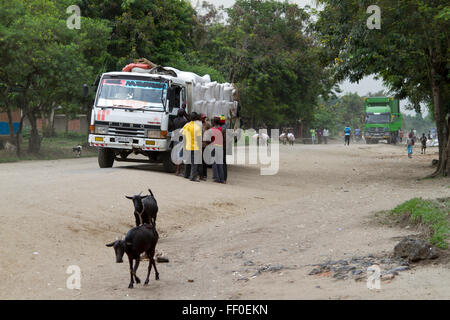 La strada principale di Kiwanja, Rutshuru, Nord Kivu, nella Repubblica democratica del Congo, LA REPUBBLICA DEMOCRATICA DEL CONGO,Africa centrale Foto Stock