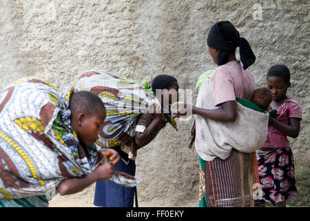 Una famiglia di agricoltori di Kiwanja, Rutshuru, Nord Kivu, nella Repubblica democratica del Congo, LA REPUBBLICA DEMOCRATICA DEL CONGO,Africa centrale Foto Stock