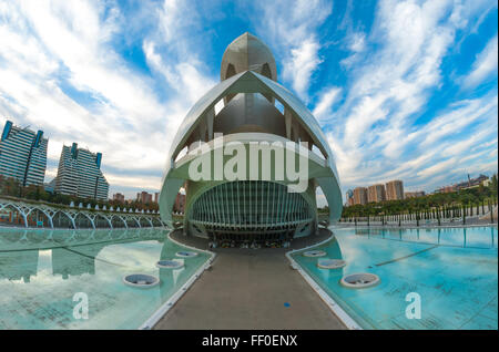 7 Novembre, 2013, Valencia, Spagna. L'Opera house a Palau de les Arts Reina Sofia, 3 mesi prima del suo rinnovo esterno Foto Stock