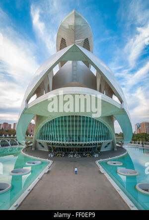 7 Novembre, 2013, Valencia, Spagna. L'Opera house a Palau de les Arts Reina Sofia, 3 mesi prima del suo rinnovo esterno Foto Stock