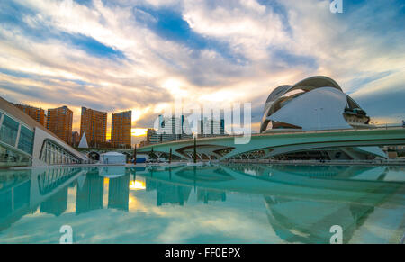 7 Novembre, 2013, Valencia, Spagna. L'Opera house a Palau de les Arts Reina Sofia, 3 mesi prima del suo rinnovo esterno Foto Stock