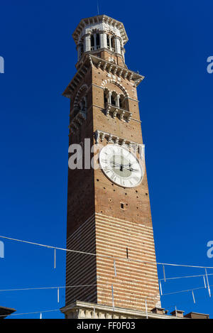 La torre più alta, denominata dei Lamberti nel Municipio di Verona Foto Stock