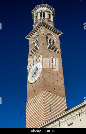 La torre più alta, denominata dei Lamberti nel Municipio di Verona Foto Stock