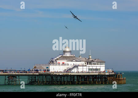 Avro Lancaster e Spitfire Mk1 sorvolano Eastbourne Pier Foto Stock