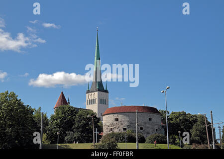 St dell'Olaf guglia della chiesa e il grasso Margaret Tower, home all'Estone museo marittimo a Tallinn in Estonia. Foto Stock