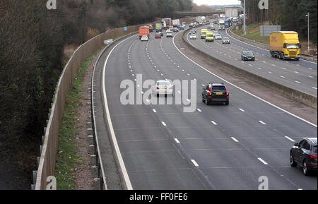 Il suono riducendo la scherma a lato dell'autostrada M6 nei pressi di svincolo 12 NORTHBOUND ri rumore inquinamento riduzione rumore della strada CAR REGNO UNITO Foto Stock