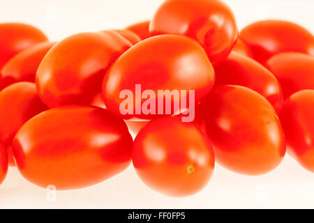 Pomodori freschi presentato su sfondo bianco, primo piano Foto Stock