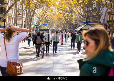 La gente che camminava sulla Rambla street Foto Stock