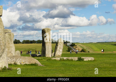 Le antiche rovine di Stonehenge, Wiltshire con la trafficata A303 trunk road che costeggia il sito. Foto Stock