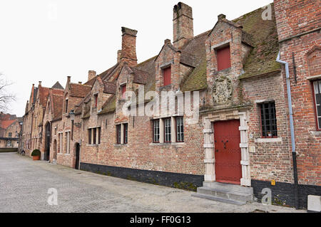 Vecchie case fiamminga e ciottoli street in Brugge, Belgio Foto Stock