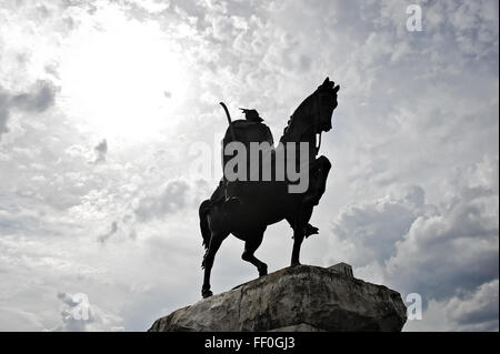 Statua di albanese eroe nazionale Skanderbeg, alsi conosciuto come George Castriot, è visto durante il giorno in Piazza Skanderbeg Foto Stock