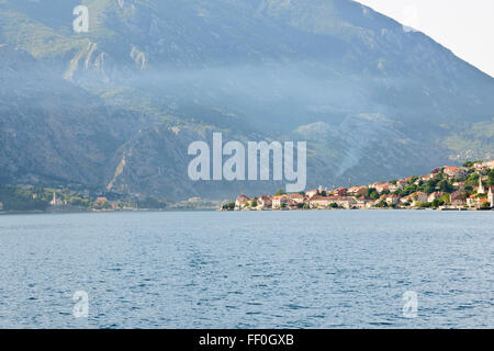 Dobrota,al di fuori della Baia di Kotor Town,fortificazioni serpeggiando fino alla montagna, difendere la città in tempi antichi,Kotor,Montenegro Foto Stock