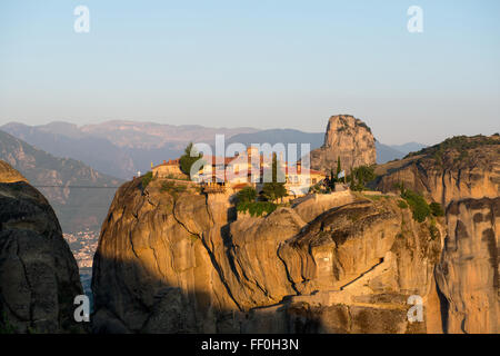 Monastero della Santa Trinità di Meteora - complesso orientale di monasteri ortodossi di sunrise, Grecia Foto Stock