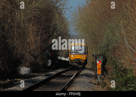 Un piano avvicinando alla classe 165 Diesel Multiple Unit attraversando Shiplake viadotto sul Tamigi a Shiplake. Foto Stock