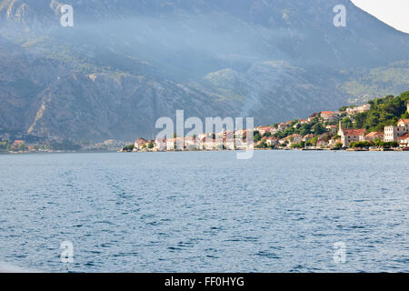 Dobrota,al di fuori della Baia di Kotor Town,fortificazioni serpeggiando fino alla montagna, difendere la città in tempi antichi,Kotor,Montenegro Foto Stock