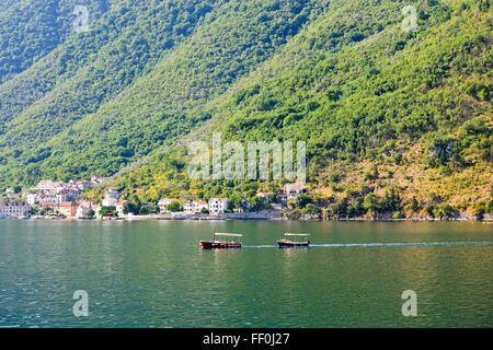 Baia di Kotor,costa dalmata linea,pendici boscose,acque calme,popolare area di crociera,destinazioni turistiche,deliziosi paesini,adriatico,MONTENEGRO Foto Stock