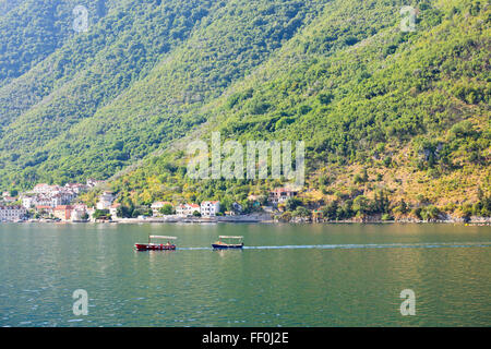 Baia di Kotor,costa dalmata linea,pendici boscose,acque calme,popolare area di crociera,destinazioni turistiche,deliziosi paesini,adriatico,MONTENEGRO Foto Stock