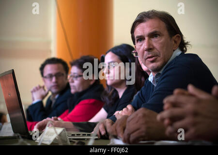 (160209) -- CITTÀ DEL MESSICO, Febbraio 9, 2016 (Xinhua) -- esperto argentino Miguel Nieva (R), l'argentino del team di antropologia forense (EAAF, per il suo acronimo in spagnolo) prende parte a una conferenza stampa per annunciare i progressi nell'indagine di 43 studenti della Scuola Normale Raul Isidro Burgos in Ayotzinapa, a Città del Messico, capitale del Messico il 9 febbraio, 2016. EAAF concluso dopo un'indagine di più di un anno che non vi è alcun fondamento scientifico e di prove biologiche a concludere che 43 studenti di Ayotzinapa scomparso il 7 settembre 26, 2014, sono stati inceneriti in discarica del Co Foto Stock