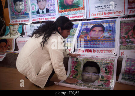 (160209) -- CITTÀ DEL MESSICO, Febbraio 9, 2016 (Xinhua) -- Un reletive manca studente della Scuola Normale Raul Isidro Burgos in luoghi Ayotzinapa un banner con la fotografia di uno studente durante una conferenza stampa del Team Argentino di antropologia forense (EAAF, per il suo acronimo in spagnolo) per annunciare i progressi nel corso dell'inchiesta, a Città del Messico, capitale del Messico il 9 febbraio, 2016. EAAF concluso dopo un'indagine di più di un anno che non vi è alcun fondamento scientifico e di prove biologiche a concludere che 43 studenti di Ayotzinapa scomparso il 7 settembre 26, 2014, sono stati inceneriti in Foto Stock